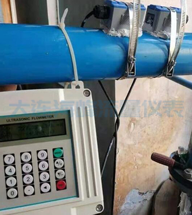 如何选择最适合特定管道材质的大连海峰外夹式超声波流量传感器